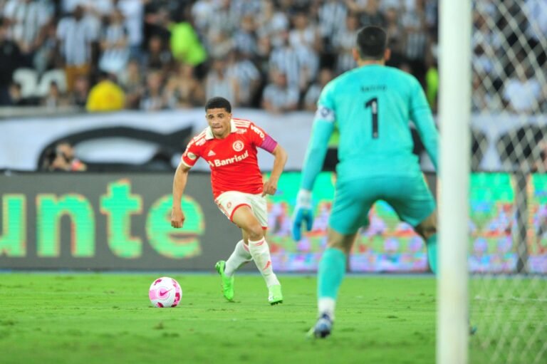 Taison explica queda de rendimento no Internacional e indica futuro