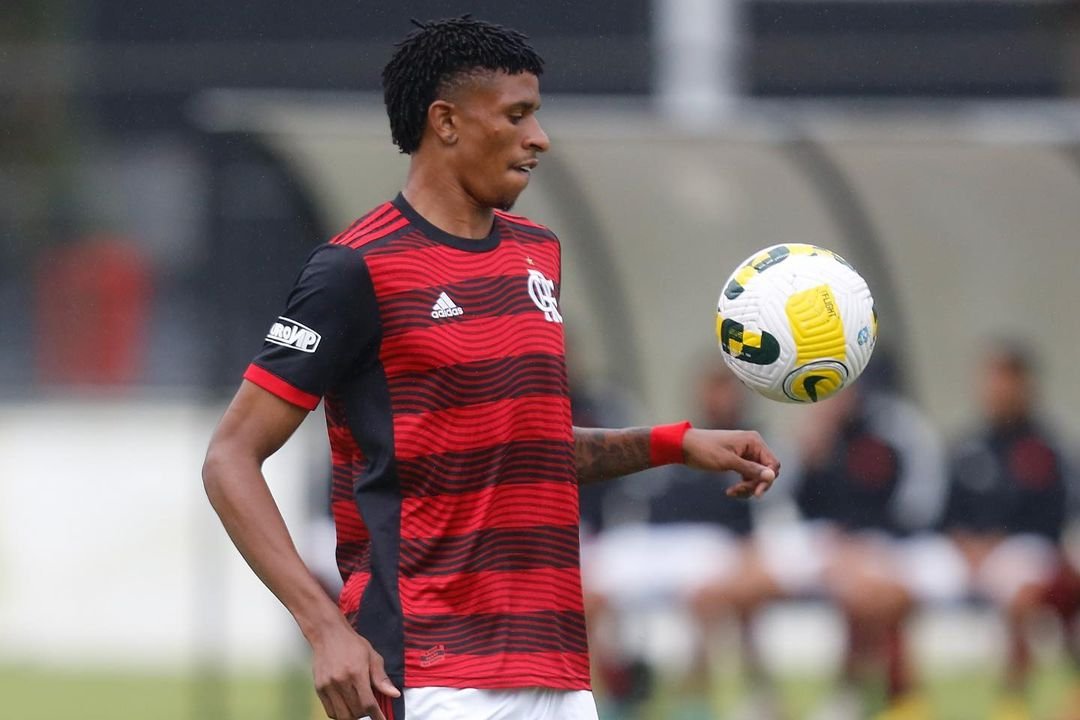 Flamengo encaminha saída de destaque da base para clube paulista