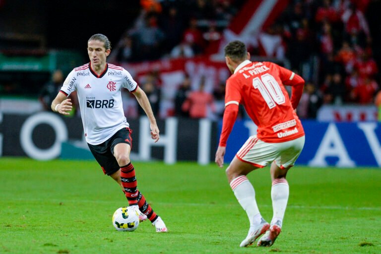 Filipe Luís manda recado para jogador do Inter que sofreu grave lesão