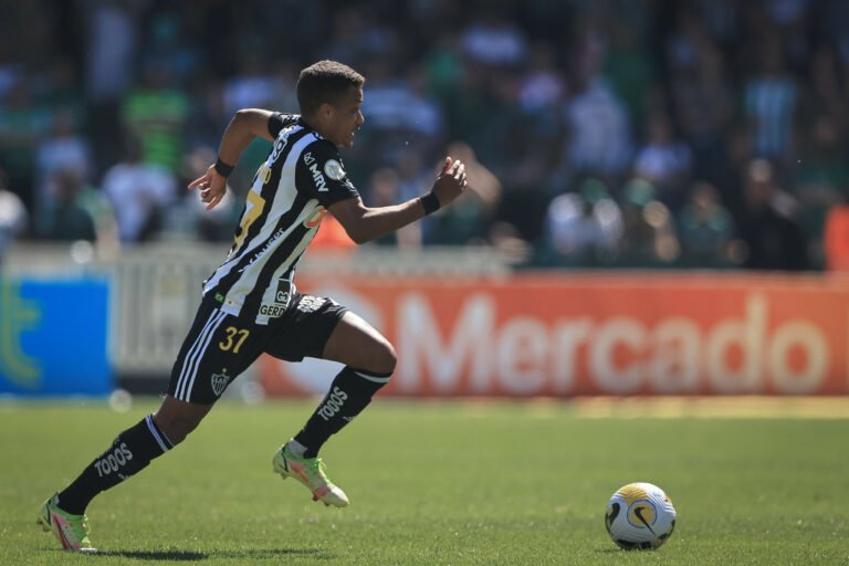 Atlético-MG atualiza informações sobre situação física de Pedrinho