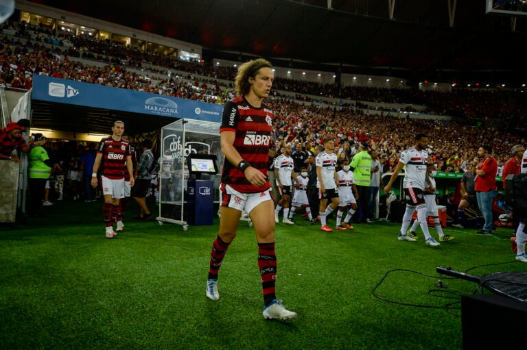 Flamengo tem negociações avançadas para renovar com David Luiz