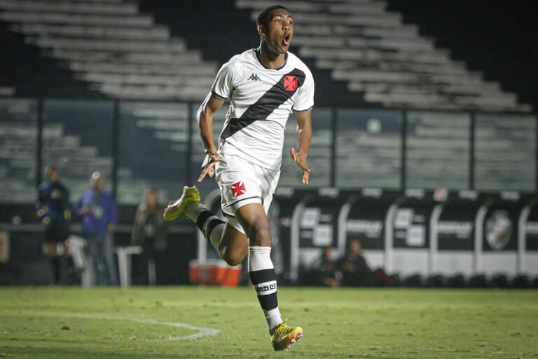 Clubes da Premier League monitoram atacante de 16 anos do Vasco