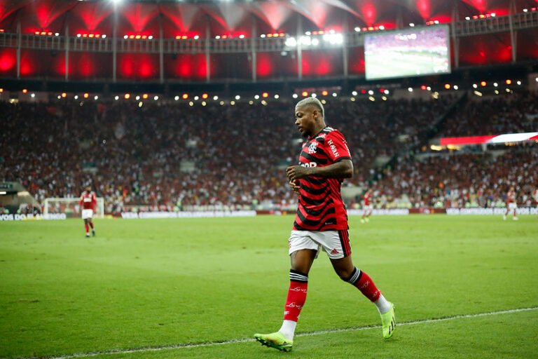 Torcida do Cruzeiro sugere a contratação de Marinho, do Flamengo