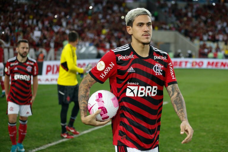 Pedro alcança feito parecido com de Lewandowski e reforça comparação