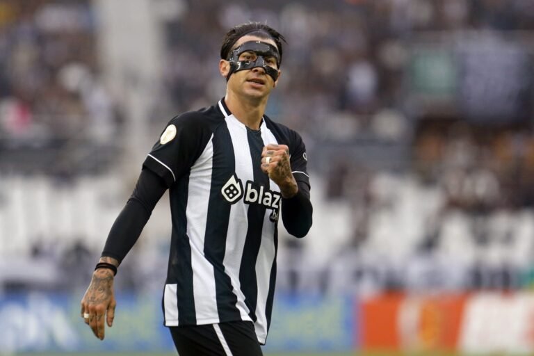 “Aqui encontrei meu futebol”, diz Victor Cuesta, sobre o Botafogo