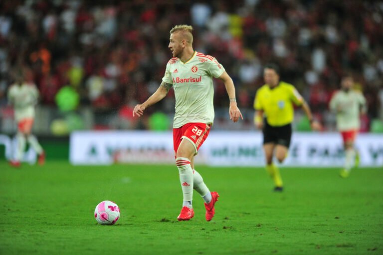 Flamengo aceita dobrar salário de Pedro Henrique, mas Inter faz exigência