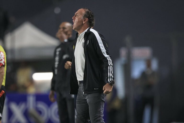 Cuca comemora vitória contra o Santos: “Demos uma ‘emboladinha’ na tabela