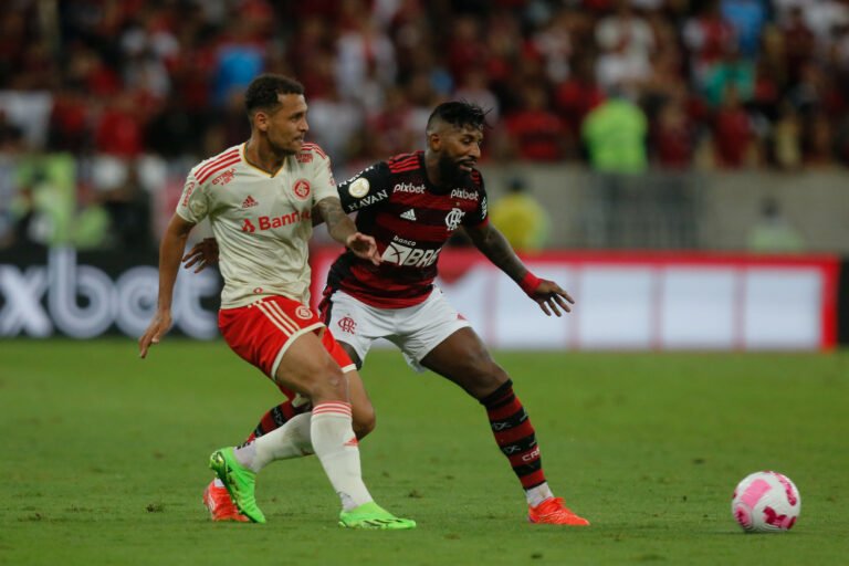 Desgaste na relação entre torcida e Rodinei motiva saída do Flamengo