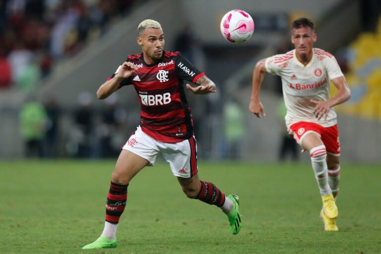 Dorival explica falta de oportunidades para Varela e indica preferência por Matheuzinho