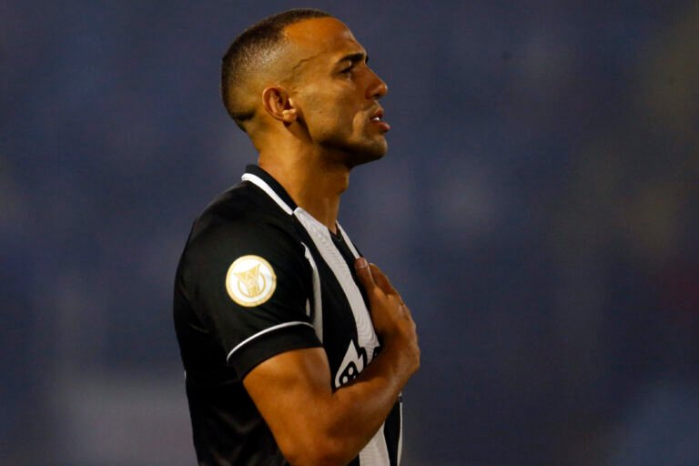 “Acima da média no futebol brasileiro”, diz jornalista sobre Marçal, do Botafogo