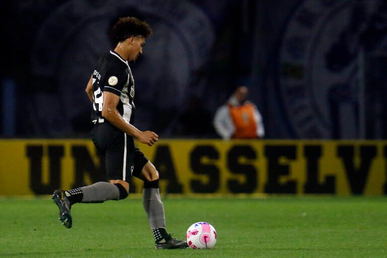 Adryelson não comete uma falta no Botafogo há 630 minutos