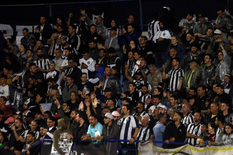 Torcida do Botafogo esgota setor visitante para duelo contra o São Paulo