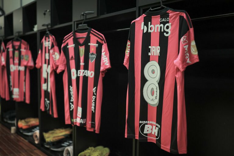 Atlético-MG irá leiloar uniforme rosa para campanha em combate ao Câncer de Mama