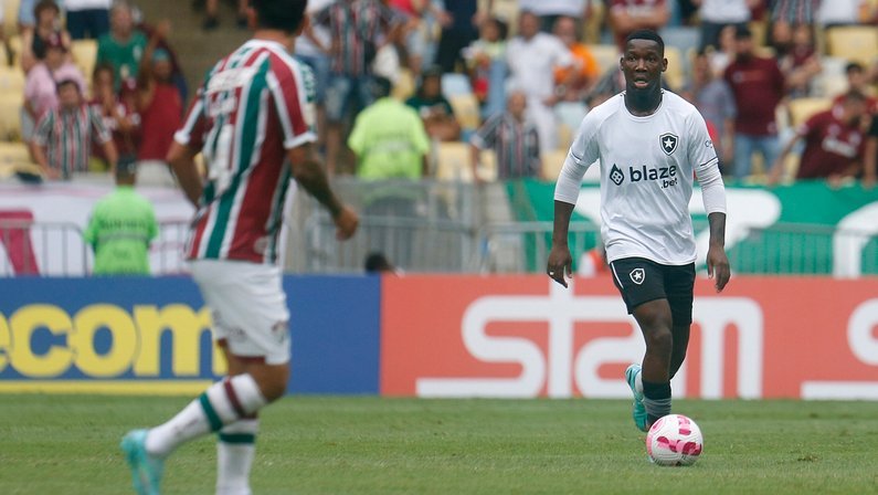 John Textor, dono do Botafogo, defende Patrick de Paula em rede social após partida contra Fluminense