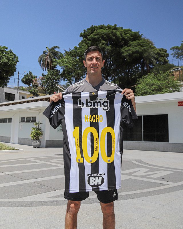 Nacho Fernández completa 100 jogos pelo Atlético-MG e recebe homenagem do clube