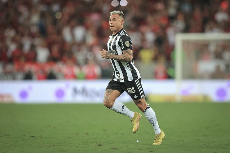De olho em 2023, Atlético-MG tem interesse em negociar o atacante Eduardo Vargas, afirma jornalista