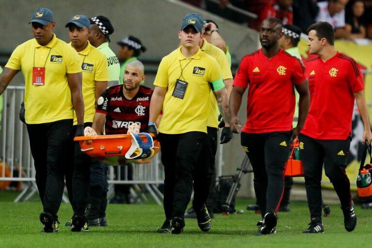 Daniel Cabral sofre grave lesão no joelho e vira preocupação no Flamengo