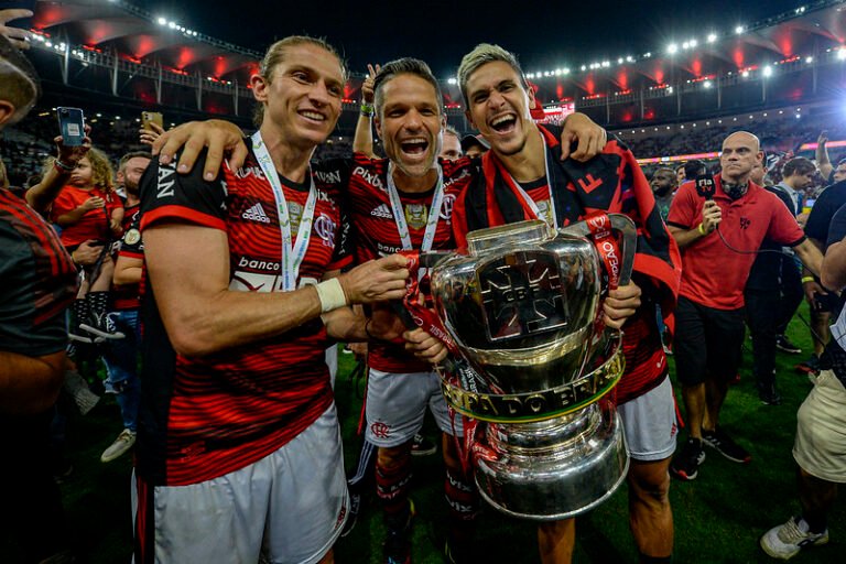 Flamengo chega ao seu 15º título nacional e empata com o Palmeiras como maior campeão do país