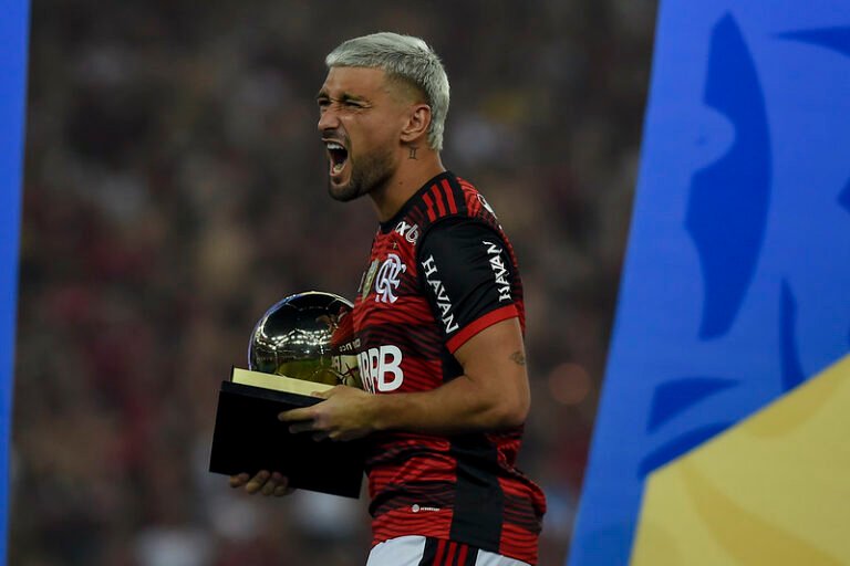 Arrascaeta se torna o 2º jogador com mais títulos de Copa do Brasil na história