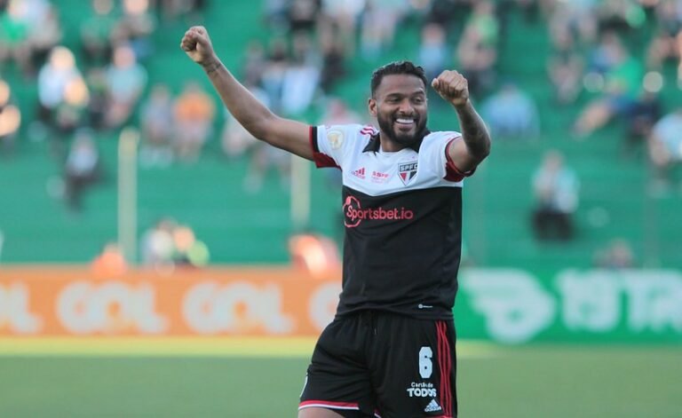 São Paulo planeja renovação com Reinaldo e conversas irão acontecer após o fim do Brasileirão