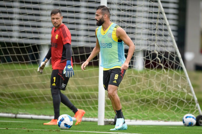 Thiago Maia será poupado contra Santos, mas não preocupa para final da Libertadores