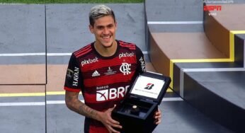 Pedro recebe o anel da Libertadores e é eleito o melhor jogador da competição