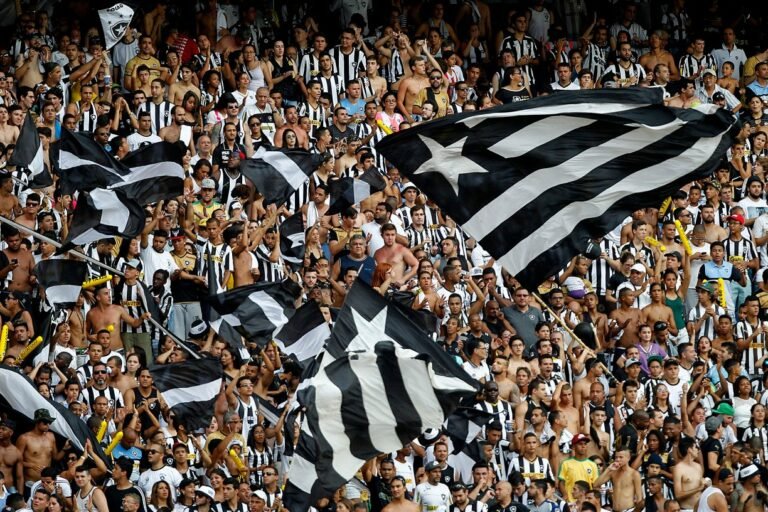 Torcida do Botafogo esgota ingressos para clássico contra o Fluminense, no Maracanã