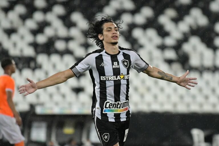 Botafogo encaminha renovação de contrato com Matheus Nascimento