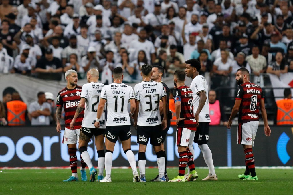Em ofício, CBF responde Corinthians e vê acerto de árbitro em lance de Léo Pereira