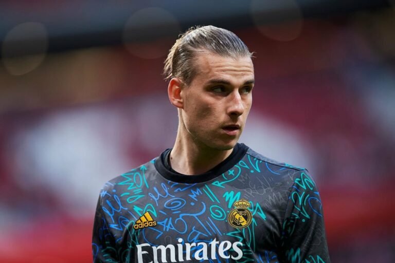 Real Madrid planeja renovação de contrato com Andriy Lunin, que busca mais minutos em campo