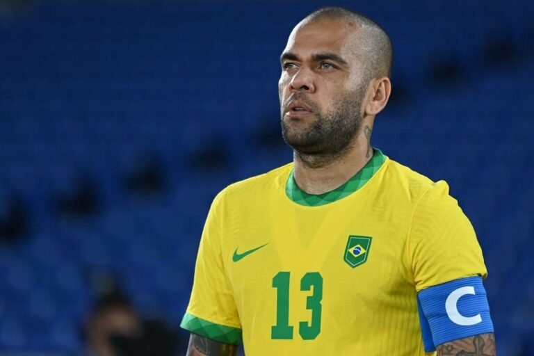 De olho na Copa do Mundo, Daniel Alves segue treinamentos e fala em sonho de levantar a taça