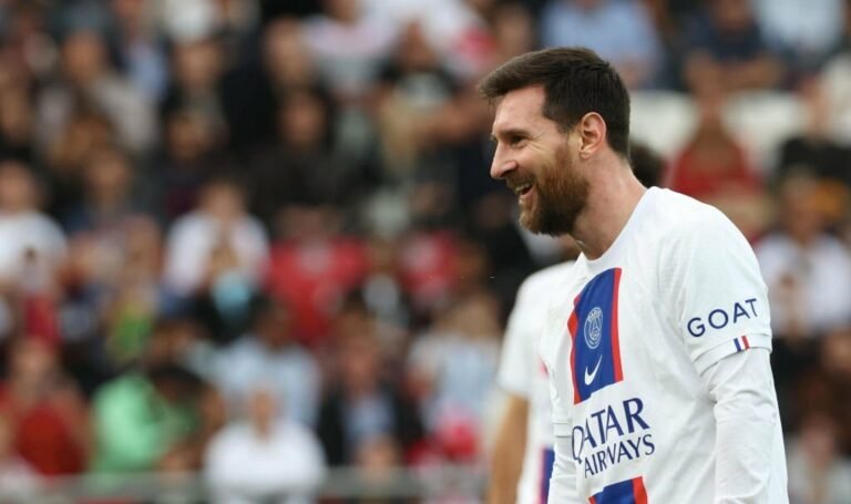 Lionel Messi está feliz em Paris e planeja renovar com o PSG, afirma jornal