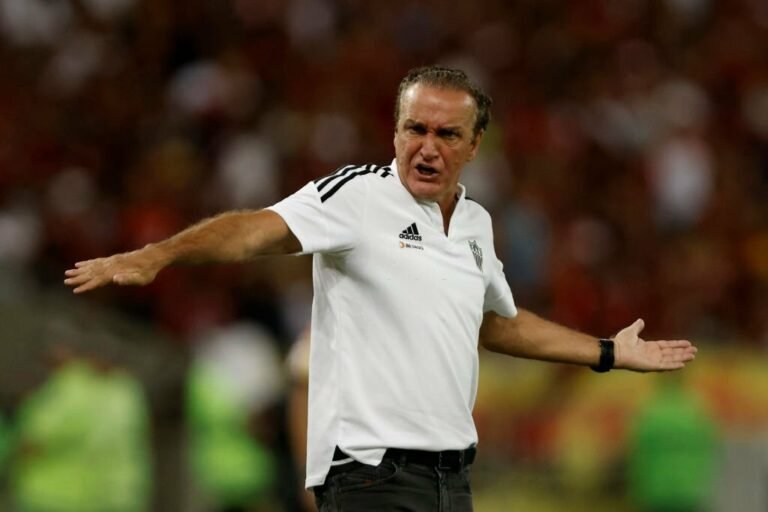 Assessoria do Atlético-MG nega saída de Cuca: “Não existe nenhuma definição”