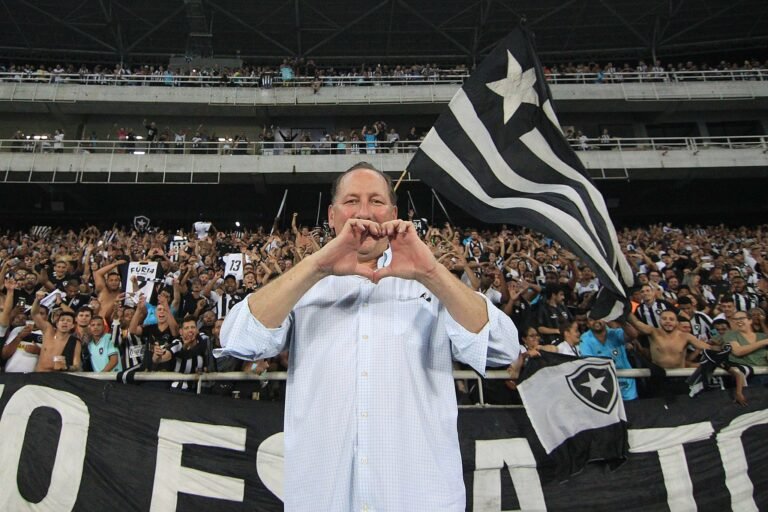 Botafogo abre negociações com novo patrocinador para 2023
