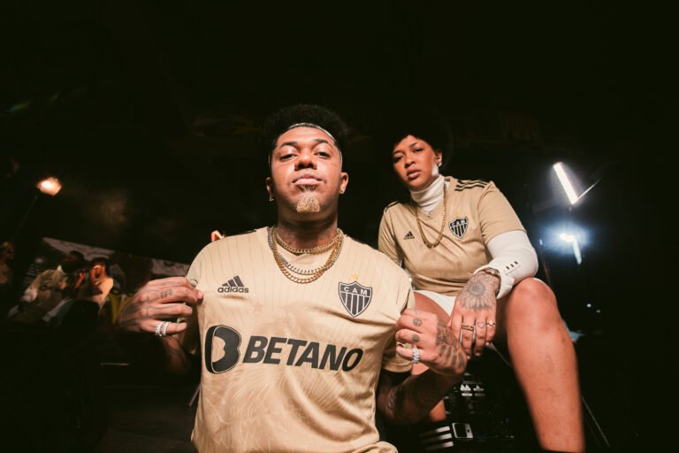 Tatuador espanhol afirma que Adidas utilizou sua arte sem autorização em nova camisa do Atlético-MG