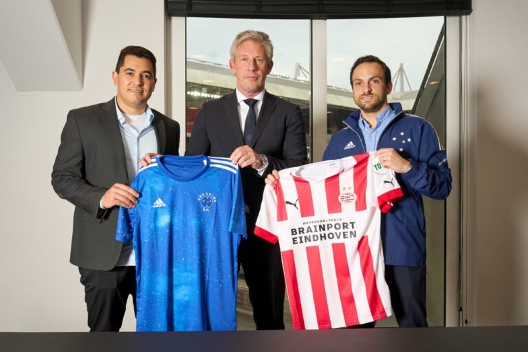 Cruzeiro anuncia parceria internacional com o PSV, da Holanda