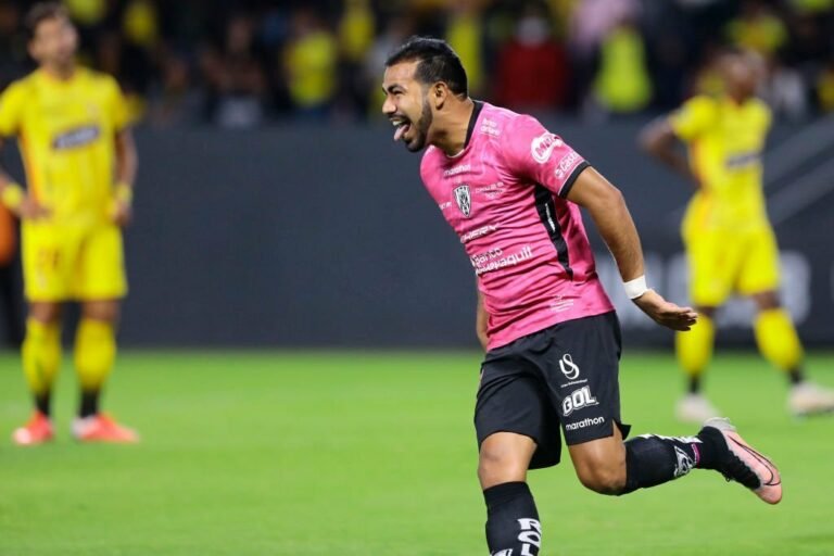 Ex-Corinthians e campeão da Sul-Americana, Sornoza manda recado a torcida Fiel e relembra título contra o São Paulo