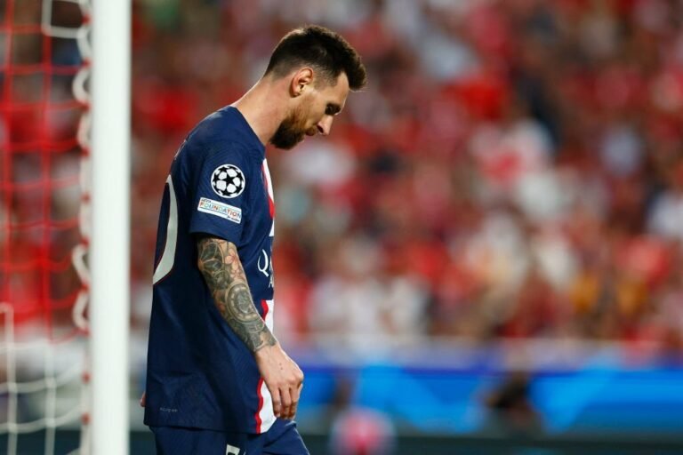 Em duelo pela Champions, Messi deixa o campo sentindo dores e preocupa PSG e Seleção Argentina