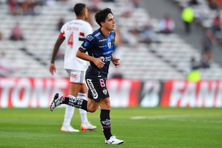 Flamengo e Palmeiras consultam situação de Faravelli