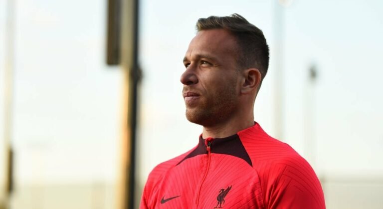 Arthur sofre lesão muscular em treino e vira desfalque no Liverpool