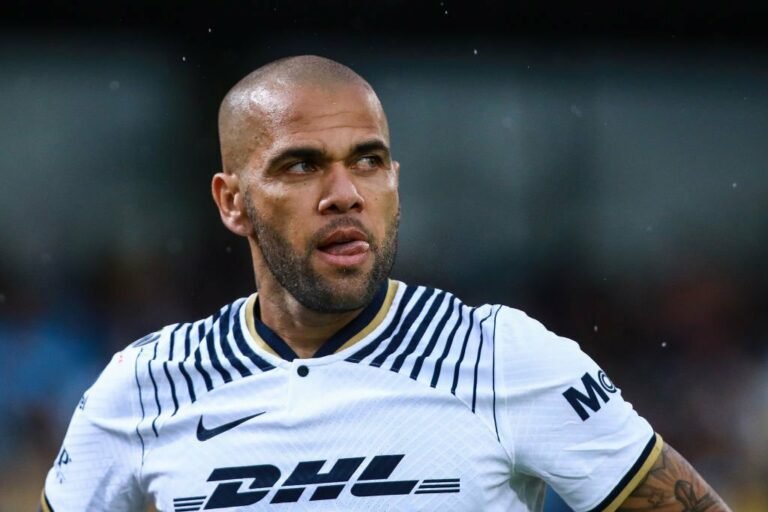 Daniel Alves volta ao Barcelona e ficará até a Copa do Mundo