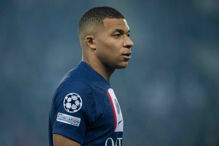Mbappé cogita rescindir com PSG em janeiro, diz jornal