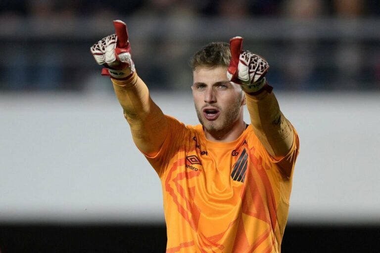 Barcelona envia representantes para monitorar goleiro Bento, do Athletico-PR