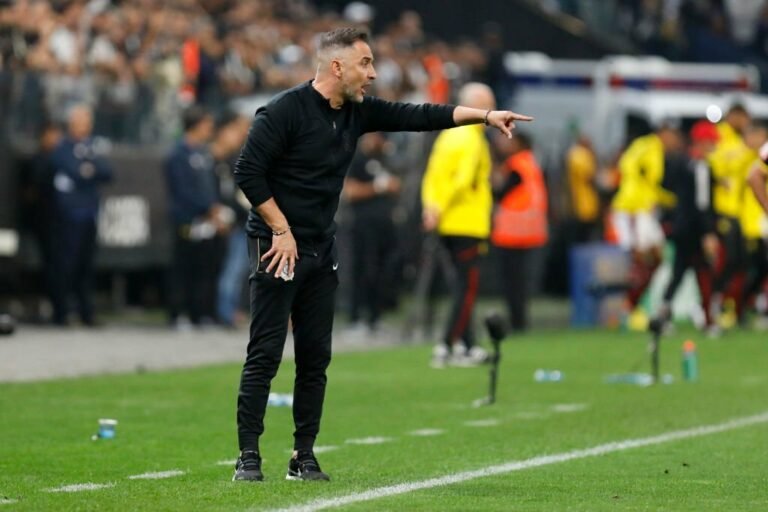 Vítor Pereira deve permanecer no Corinthians, diz jornal