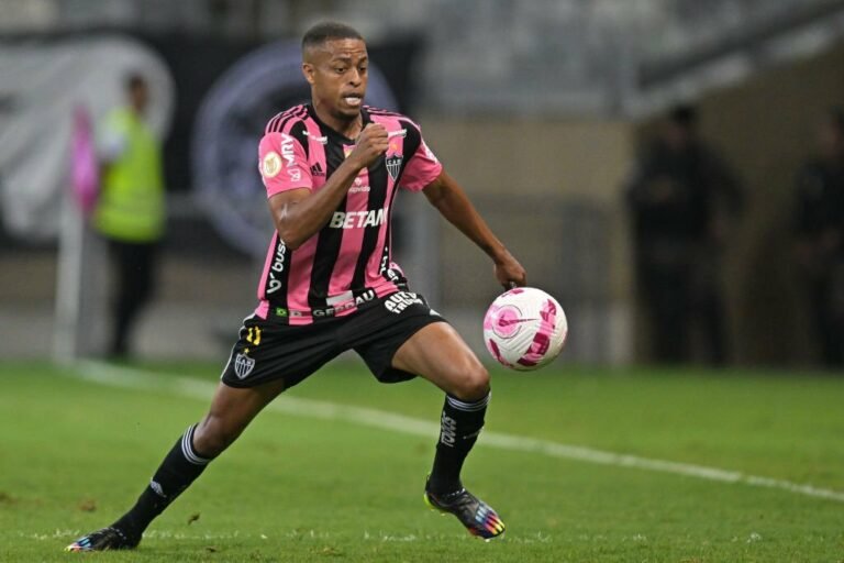 Grêmio entra na briga com Fluminense pelo atacante Keno