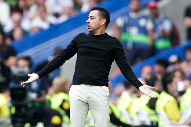 Xavi segue pressionado e admite possibilidade de sair do Barcelona