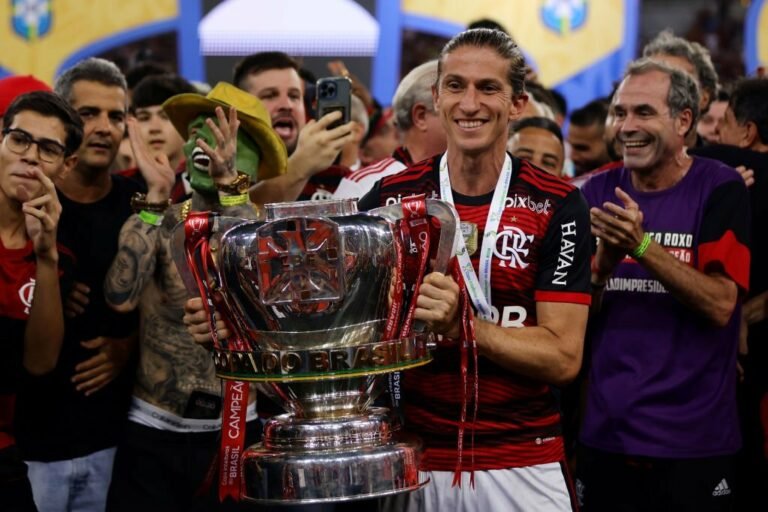 Filipe Luís se torna maior vencedor do novo Maracanã; veja os títulos