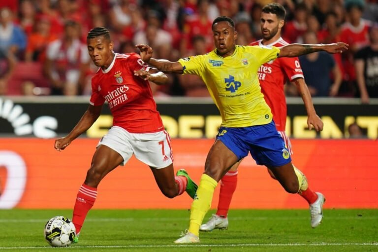 Corinthians monitora lateral do futebol português