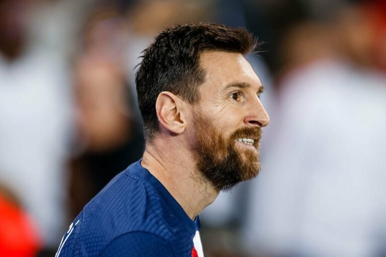 Messi tem cláusula de renovação automática no PSG, diz jornal