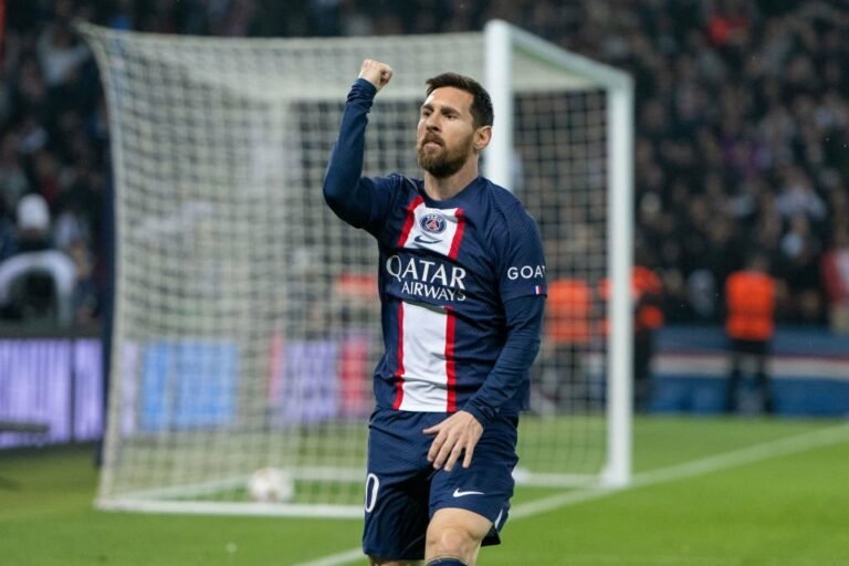 Barcelona planeja negociar dois medalhões para bancar retorno de Messi